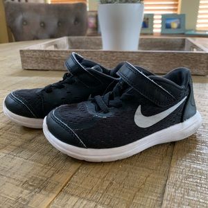 Toddler Nike Tennis Shoes Sz 9 C